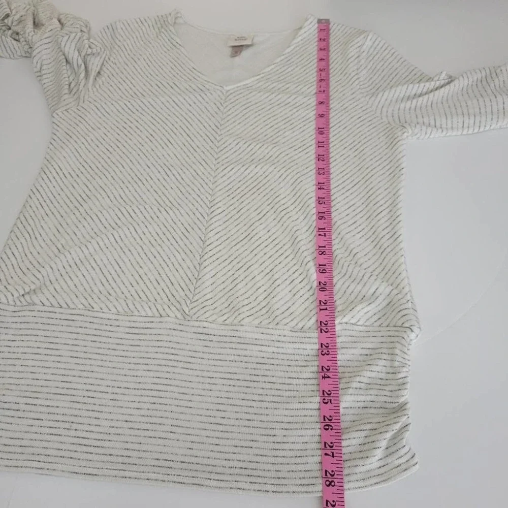 Knox Rose Cream V-Neck Top - Picture 10 of 11